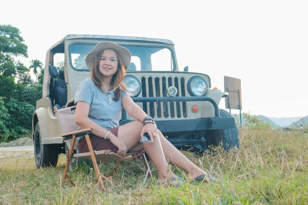 Приключенческая Женщина Путешествует Старым Автомобилем Кемпинг Место Открытый Парк Заката — стоковое фото