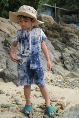 Yaz tatili için deniz kenarında kamp yapan anaokulu çocuğu mutlu çocuk.