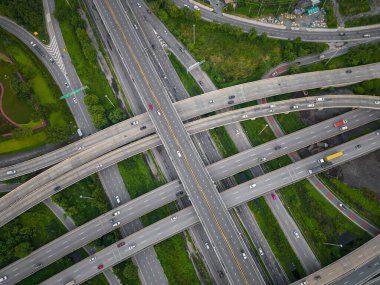 Yeşil Ağaç Ormanı Park Taşımacılık Endüstrisi ile Hava Manzaralı Şehir Taşımacılık Yolu