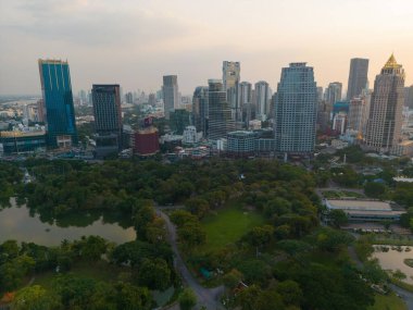 Tayland hava manzarasının merkezi Bangkok 'ta ofis binası olan Lumpini Parkı