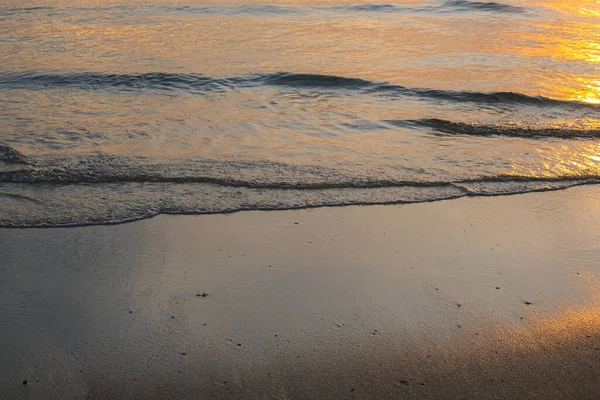 Солнечная Волна Пляж Золотое Небо Спокойствие Природы Пейзажи Летний Отдых — стоковое фото