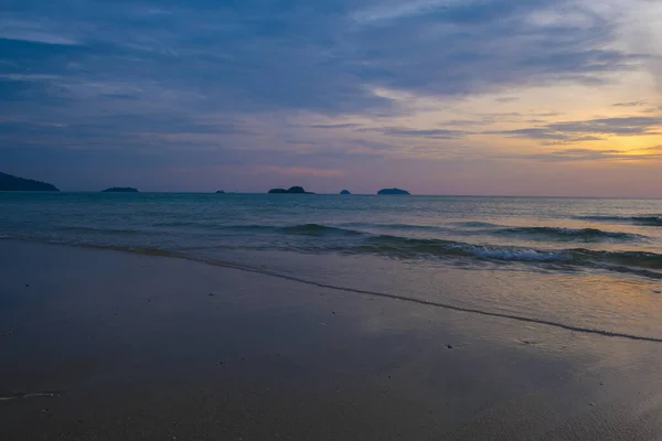 Gün Batımı Deniz Dalgası Plaj Altın Gökyüzü Dinginlik Doğa Manzaraları — Stok fotoğraf