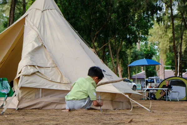 Счастливый Азиатский Мальчик Наслаждается Палаткой Кемпинга Пляжном Лесу Свежем Воздухе — стоковое фото