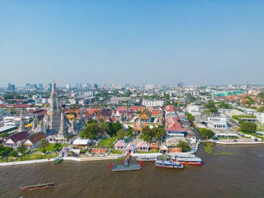 Wat Arun Ratchawararam Ratchawaramahawihan ya da Şafak Tapınağı Bangkok 'un Yai bölgesinde bulunan bir Budist tapınağıdır.