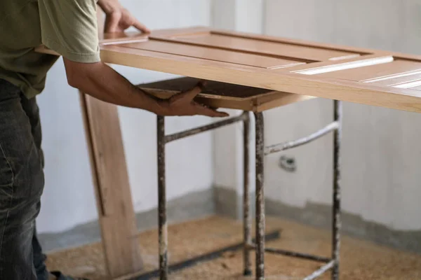 Carpinteiro Homem Trabalhando Com Teak Instalação Porta Madeira Nova Casa — Fotografia de Stock