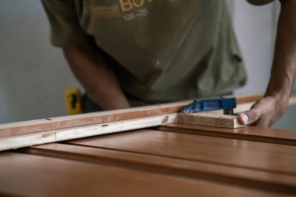 Carpinteiro Homem Trabalhando Com Teak Instalação Porta Madeira Nova Casa — Fotografia de Stock