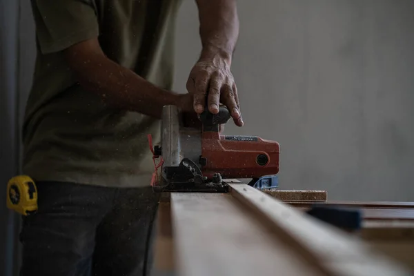Carpenter Muž Pracující Teak Dřevěné Dveře Instalace Novém Moderním Domě — Stock fotografie