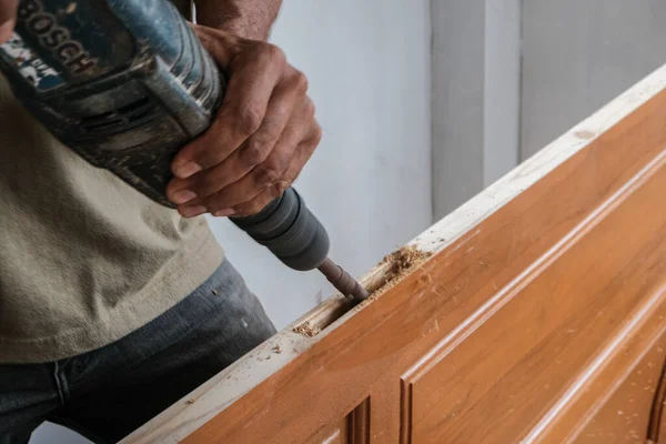 Carpinteiro Homem Trabalhando Porta Madeira Edifício Casa Nova Edifício Interior — Fotografia de Stock