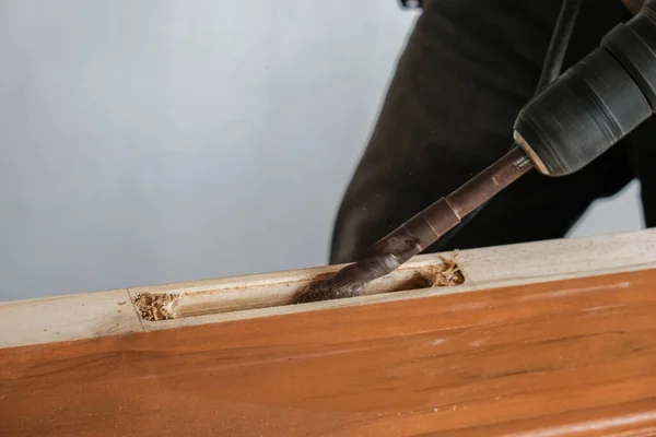 Carpinteiro Homem Trabalhando Porta Madeira Edifício Casa Nova Edifício Interior — Fotografia de Stock