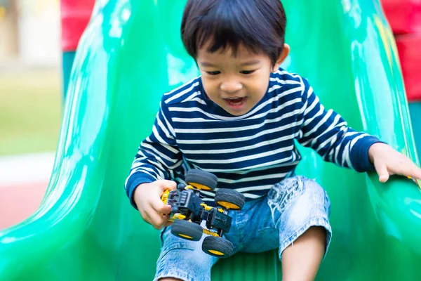 Liten Asiatisk Pojke Leker Utomhus Lekplats Reglaget Och Krympa Glad — Stockfoto