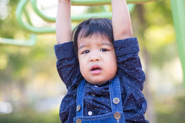 Sevimli Asyalı Yaşındaki Çocuk Parka Tırmanıyor — Stok fotoğraf