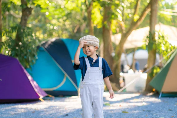 Счастливый Мальчик Отдыхает Лесном Лагере Природе — стоковое фото