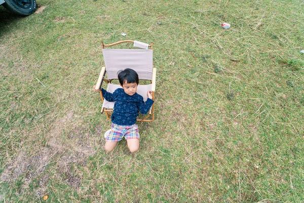 Glad Asiatisk Pojke Njuter Med Utomhus Bil Camping Natur Semester — Stockfoto