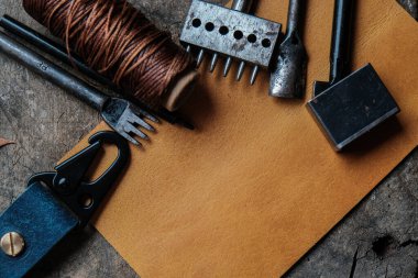 Deri cüzdan tutucu Deri alet işçiliği nesnesi ile çalışıyor