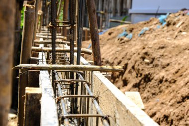 Duvardaki deforme demir kiriş yeni ev inşaatında.