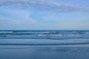 Huzurlu deniz plajı gün doğumu sabah doğa arka planı