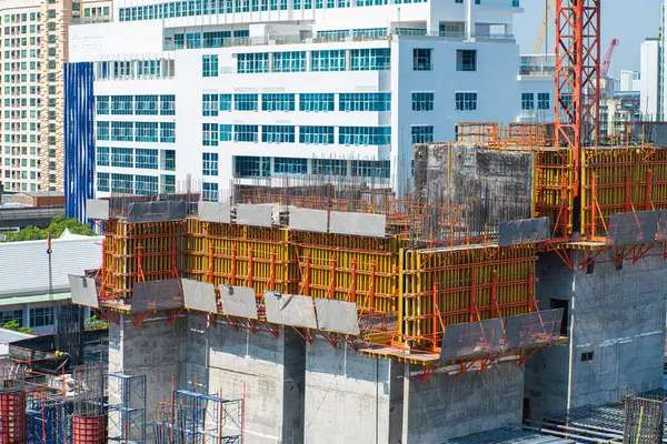 泰国曼谷市建筑工地起重机高层办公大楼 — 图库照片