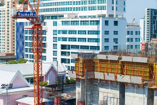 建設現場ビルクレーン高層オフィスビル バンコクタイ — ストック写真