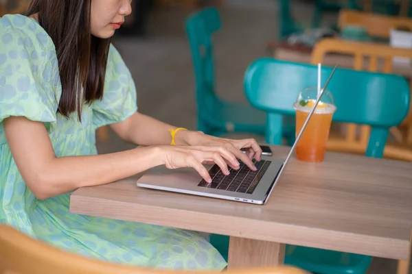 Busines Female Using Her Laptop Cafe Sitting Table Cup Coffee — Stock Photo, Image