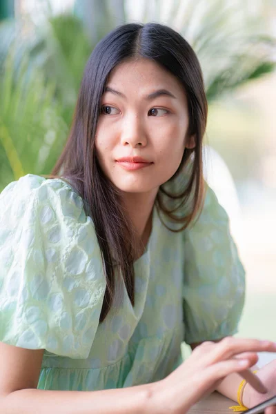 Business Asiatisk Kvinna Sitter Konst Café Med Hjälp Smartphone För — Stockfoto