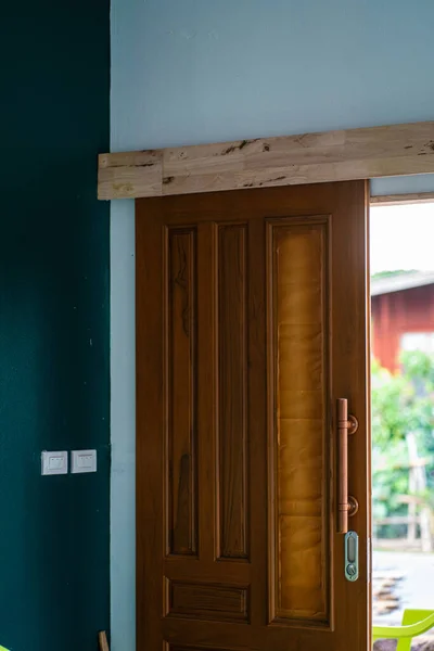 Moderní Dřevěné Dveře Instalace Novém Domě Pokoj Interiér Budovy Design — Stock fotografie