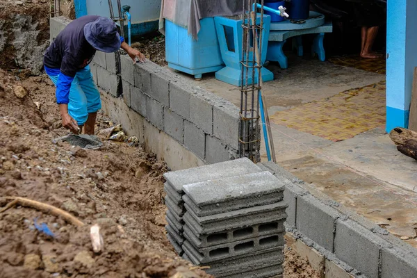 Mechaniczny Człowiek Pracujący Przy Budowie Murowanych Ścian Metalowym Polem Budowy — Zdjęcie stockowe