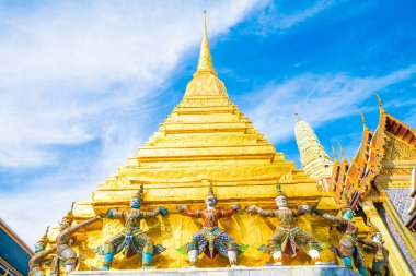 Wat phra kaew zümrüt tapınağının altın pagoda 'sı Bangkok Tayland' da gezi dini