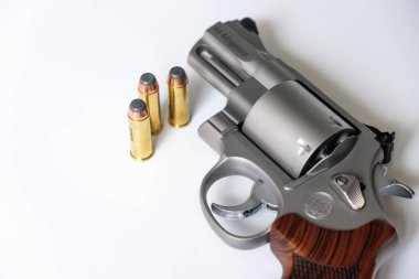 .44 magnum revolver tabanca beyaz arka planda kişisel savunma mermisi