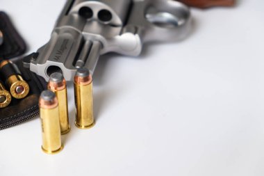 .44 magnum revolver tabanca beyaz arka planda kişisel savunma mermisi