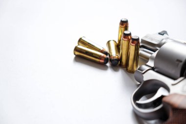 .44 magnum revolver tabanca beyaz arka planda kişisel savunma mermisi