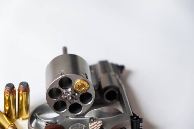 .44 magnum revolver tabanca beyaz arka planda kişisel savunma mermisi