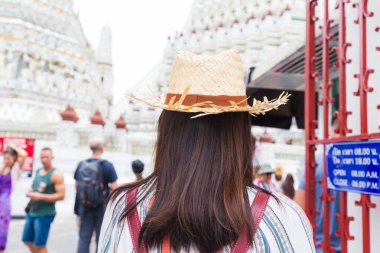 Güzel Asyalı Taylandlı kadın Bangkok Tayland 'daki Budist Tayland tapınağında seyahat ediyor.