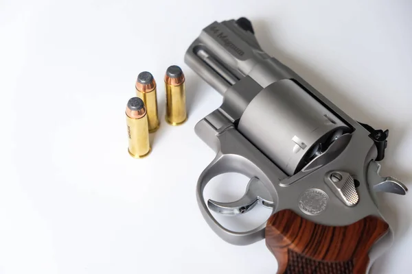 Pistol Pistol Revolver Magnum Dengan Peluru Latar Belakang Putih Pertahanan — Stok Foto