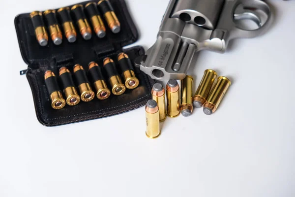 Magnum Revolver Tabanca Beyaz Arka Planda Kişisel Savunma Mermisi — Stok fotoğraf