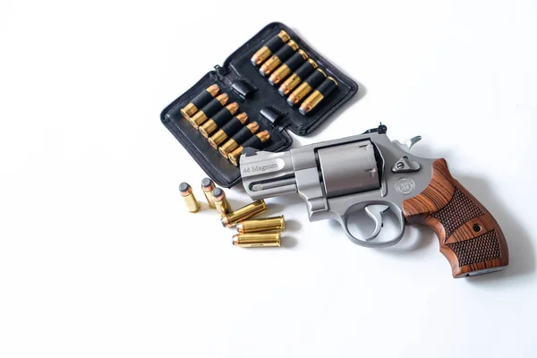 Magnum Revolver Pisztoly Golyó Fehér Háttér Személyes Védelem — Stock Fotó
