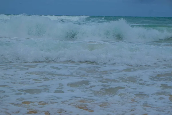 沙滩上的海浪沙滩上的大浪暑假自然背景 — 图库照片