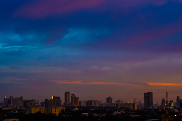 Πόλη Κτίριο Πολύχρωμο Ηλιοβασίλεμα Ουρανό Σιλουέτα Σκηνή Επιχειρηματικό Υπόβαθρο — Φωτογραφία Αρχείου