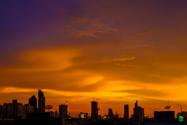 城市建筑五彩缤纷的日落天空轮廓场景商业背景 — 图库照片