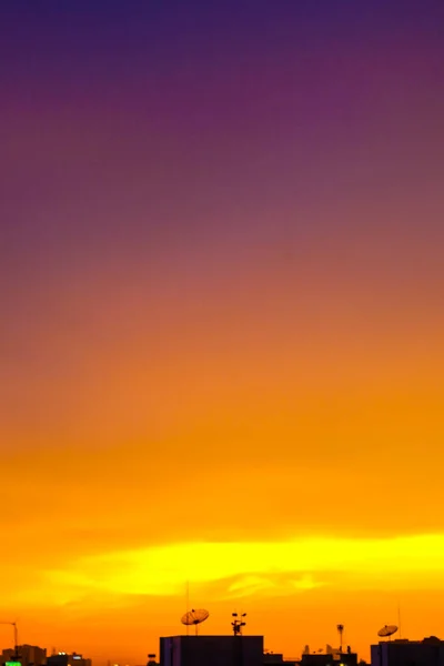 Πόλη Κτίριο Πολύχρωμο Ηλιοβασίλεμα Ουρανό Σιλουέτα Σκηνή Επιχειρηματικό Υπόβαθρο — Φωτογραφία Αρχείου