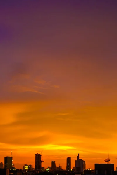 Miasto Budynek Kolorowy Zachód Słońca Niebo Sylwetka Scena Biznes Tło — Zdjęcie stockowe