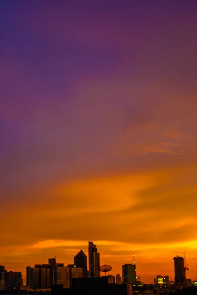 街づくりカラフルな夕焼け空のシルエットビジネス背景 — ストック写真
