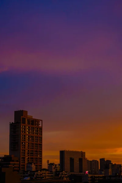 Miasto Budynek Kolorowy Zachód Słońca Niebo Sylwetka Scena Biznes Tło — Zdjęcie stockowe