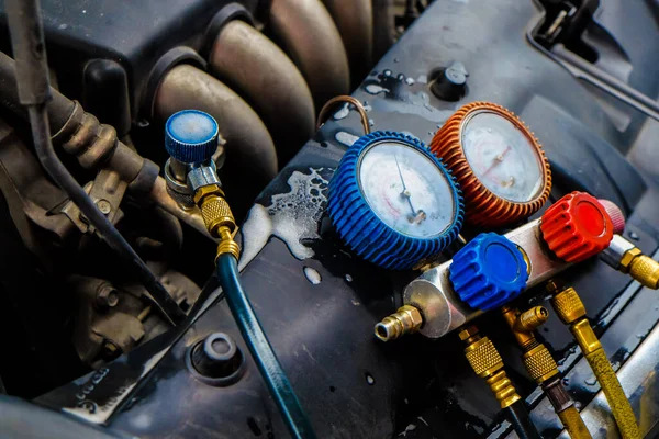 車のエアコンのチェックメーター クーラント修理 カーメンテナンス — ストック写真