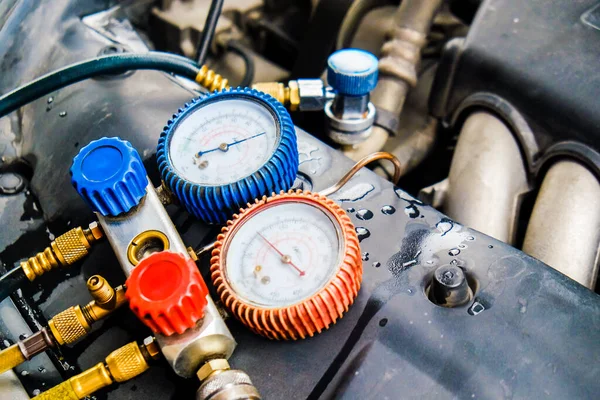 車のエアコンのチェックメーター クーラント修理 カーメンテナンス — ストック写真