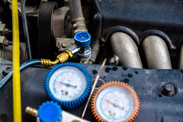 Condicionado Carro Que Verifica Medidor Arranjo Refrigerante Manutenção Carro — Fotografia de Stock