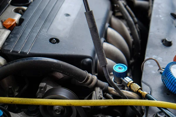 Condicionado Carro Que Verifica Medidor Arranjo Refrigerante Manutenção Carro — Fotografia de Stock