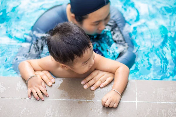 Toddler Baby Boy Korzystających Pływanie Mamą Basenie Sport Rekreacja — Zdjęcie stockowe