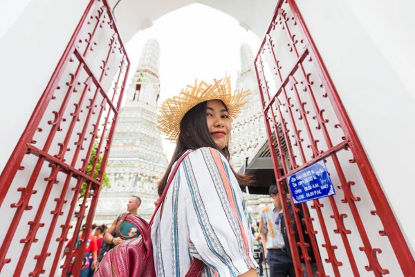 Beautiful Asian Thai Woman Travel Buddhist Thai Temple Bangkok Thailand — Stock Photo, Image