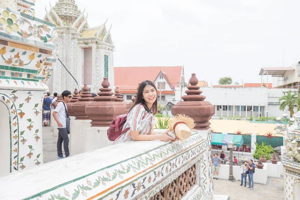 美丽的亚裔泰国人妇女在泰国曼谷的佛教泰国寺庙中旅行 — 图库照片