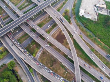 Hava manzaralı şehir taşımacılığı trafik kavşağı yolu ile araba taşımacılığı endüstrisi